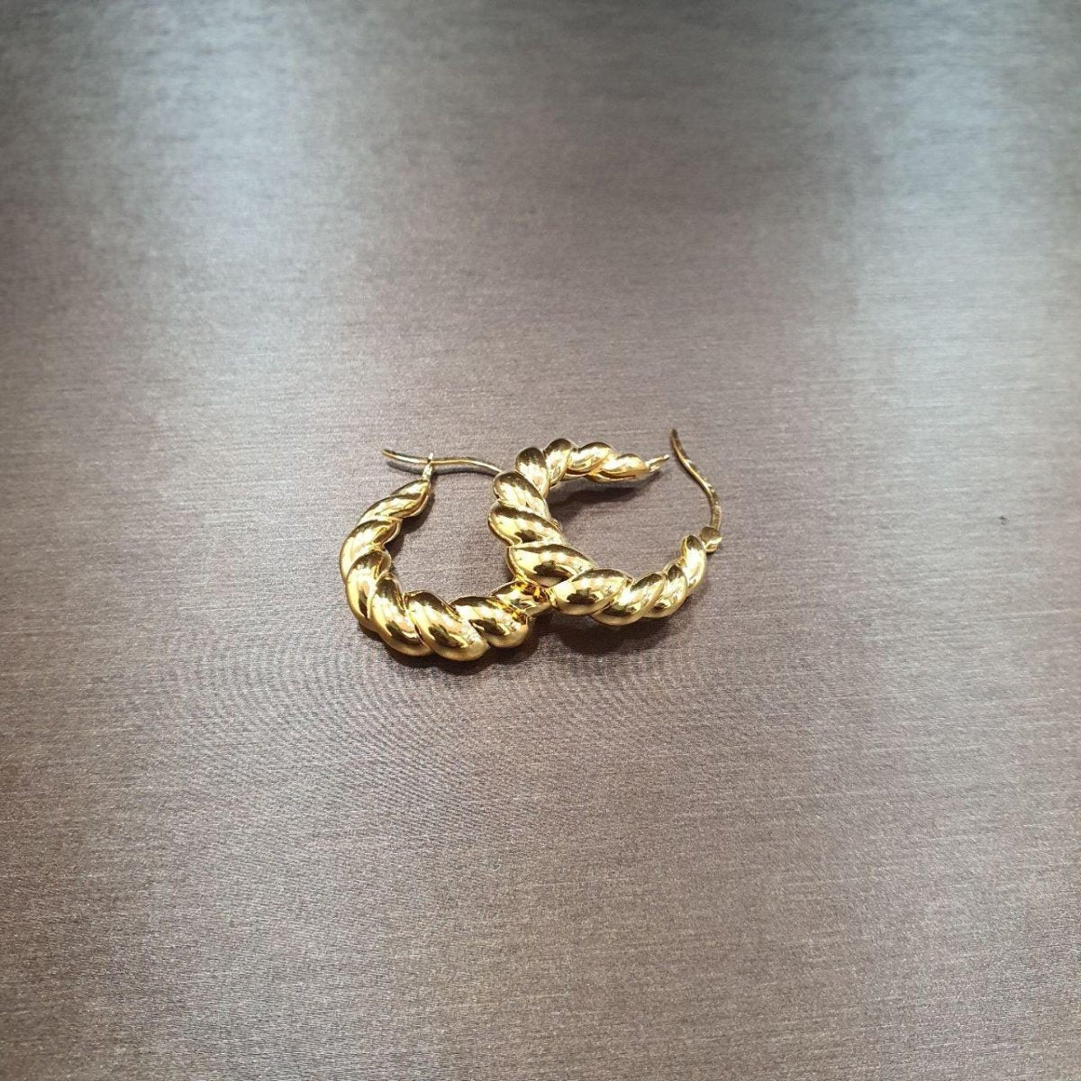 916 gold high-polish loop earrings — gallery view 20
