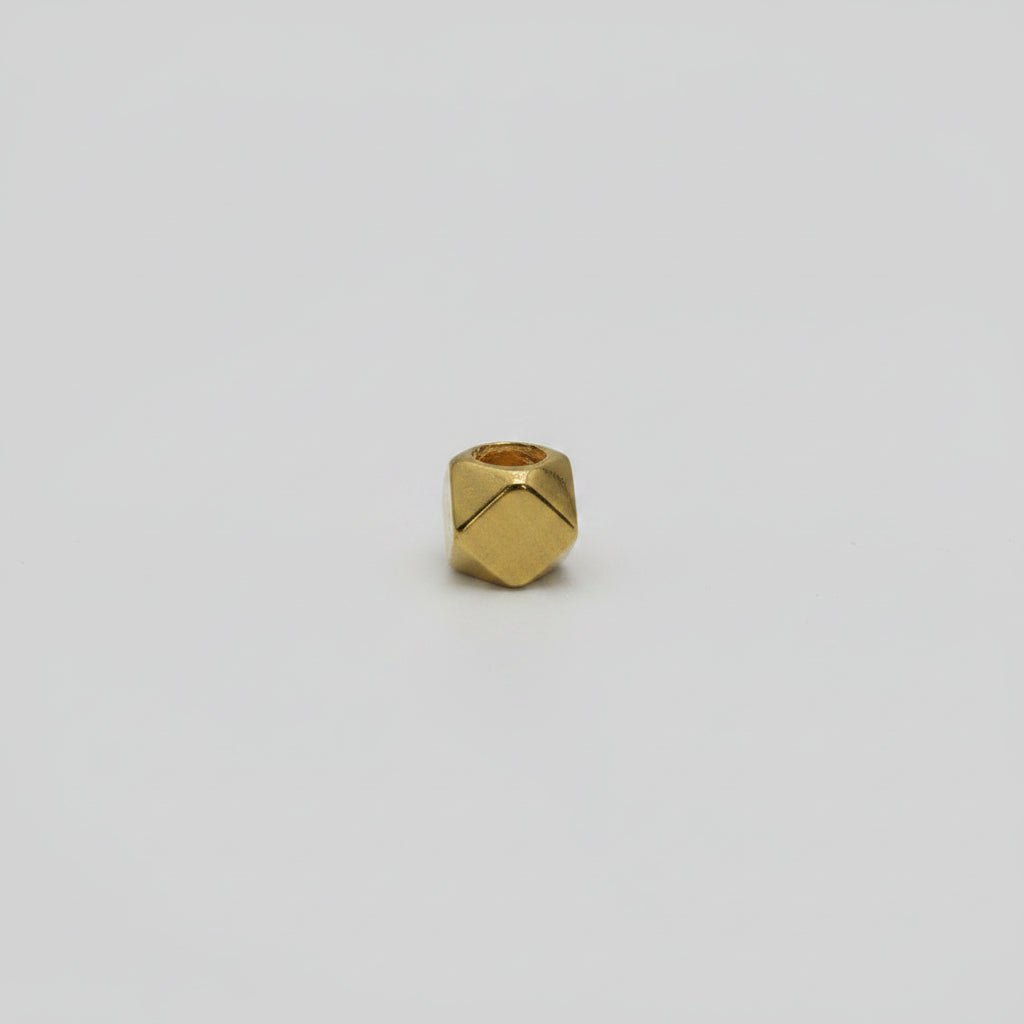 Detailed view of the simple 916 Gold stopper design
