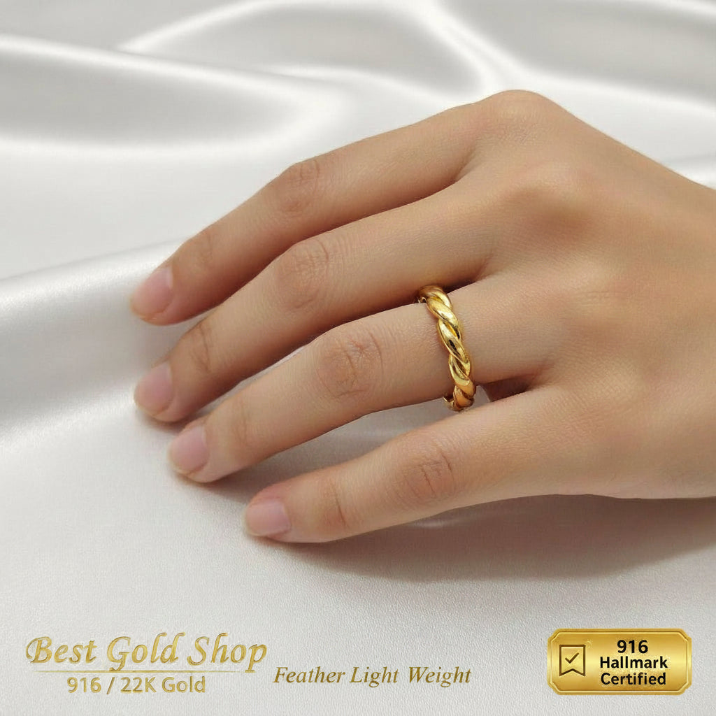 Polished half-twisted 916 gold ring band detail