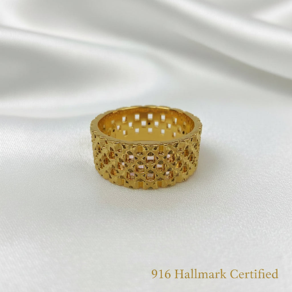 916 Gold keeper ring jewellery detail