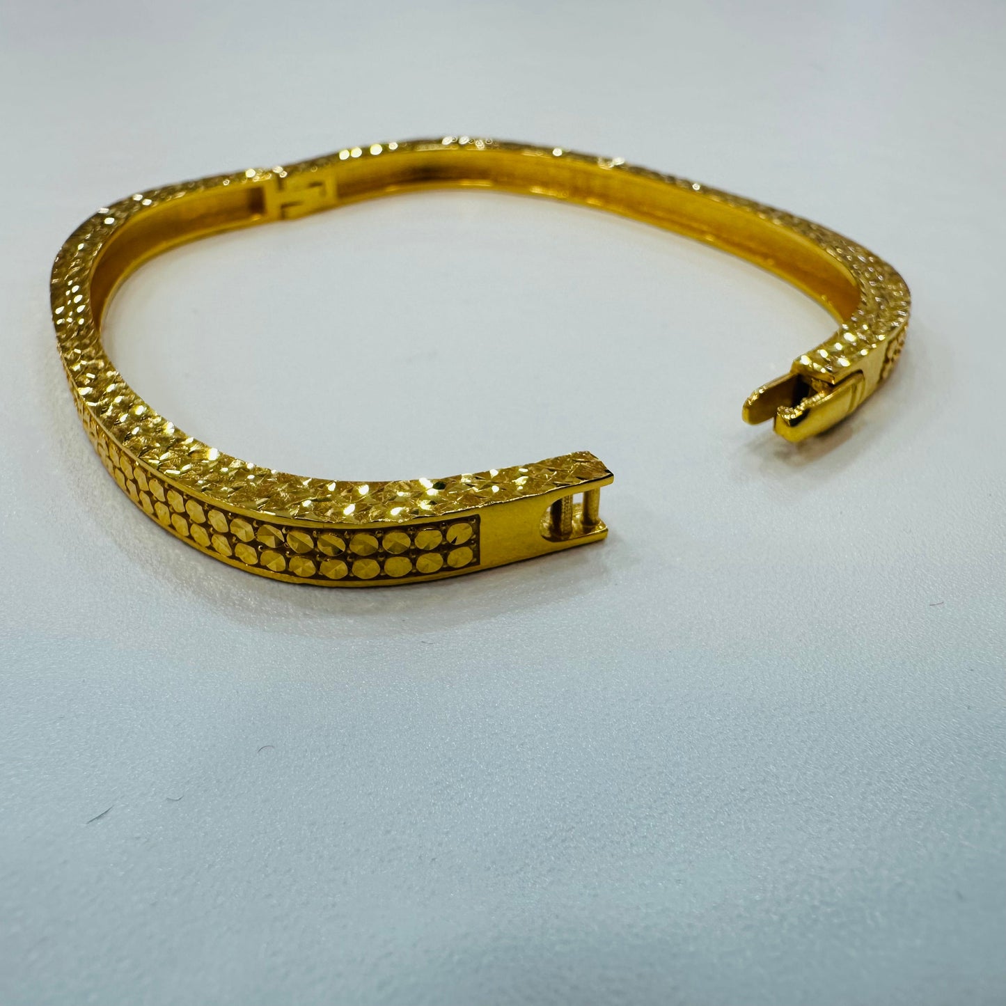 22k / 916 Gold Aurora Bangle by Best Gold Shop