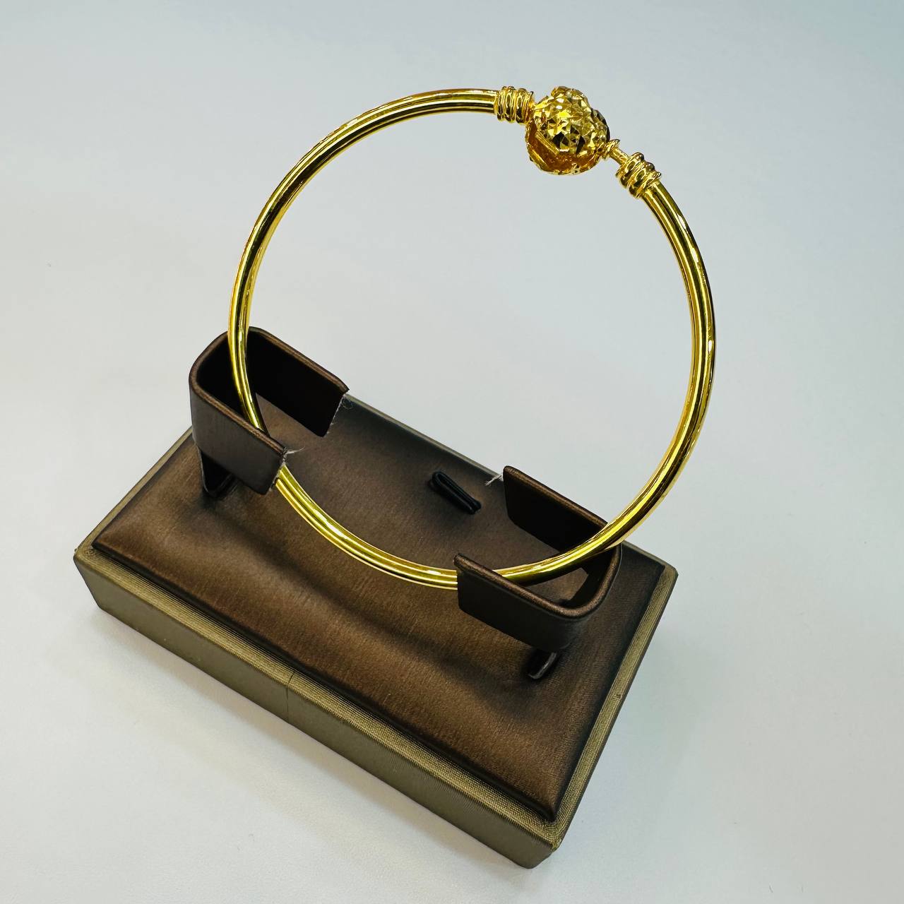 22k / 916 Gold Cutting Heart with Shiny Charms Bangle by Best Gold Shop