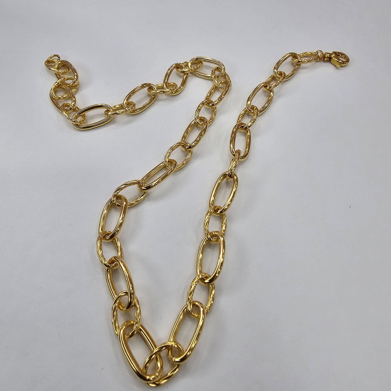 22k / 916 Gold Oval with twisted Link Necklace, Bold and Elegant