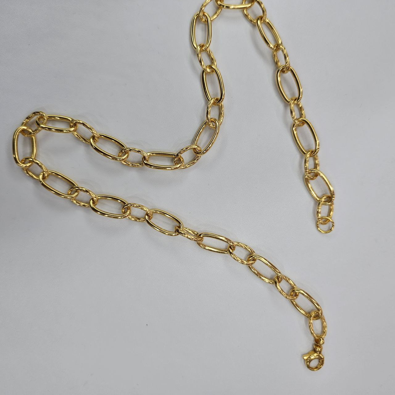 22k / 916 Gold Oval with twisted Link Necklace, Bold and Elegant