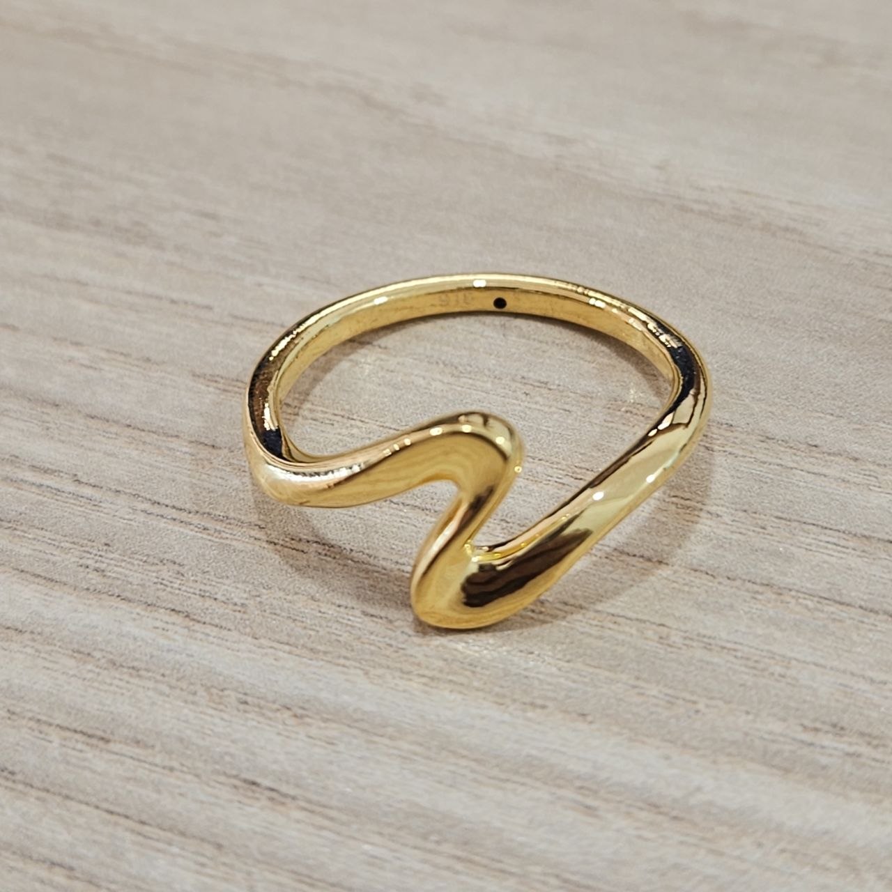 916 Gold Wavy Ring Feather Light