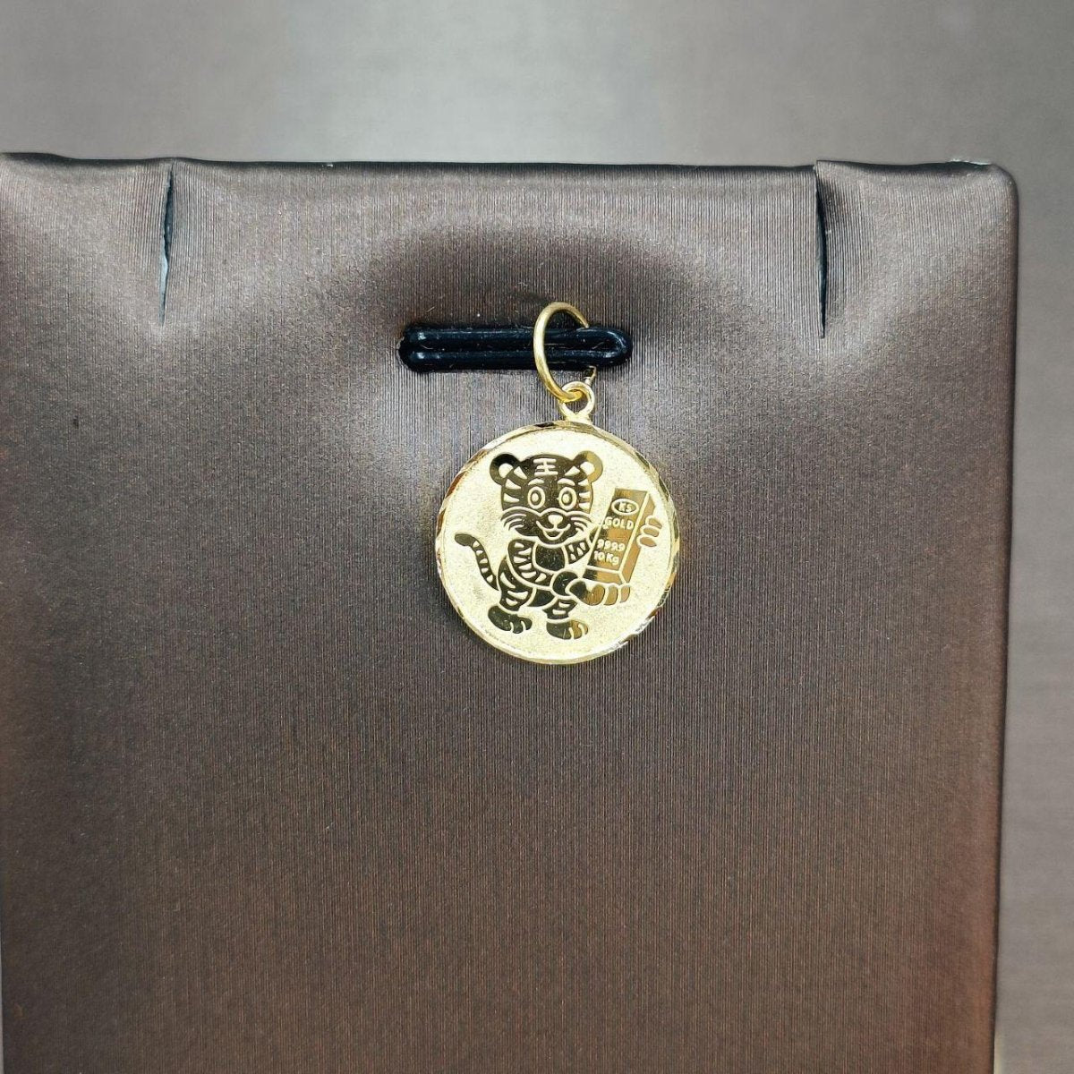 22k / 916 Gold Tiger Coin holding gold bar pendant - Best Gold Shop 22k gold 22k gold pendant 916 gold 916 gold