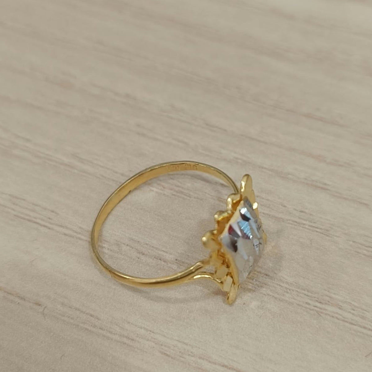 Opposite side view of a 916 gold two-tone Biscot V3 ring showing the raised rectangular detail and slim band