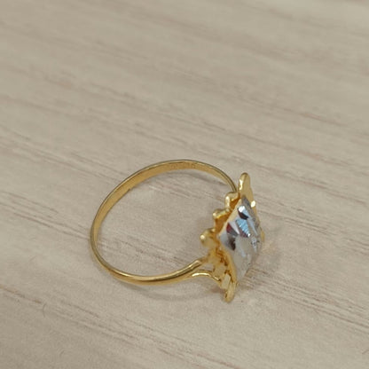 Opposite side view of a 916 gold two-tone Biscot V3 ring showing the raised rectangular detail and slim band