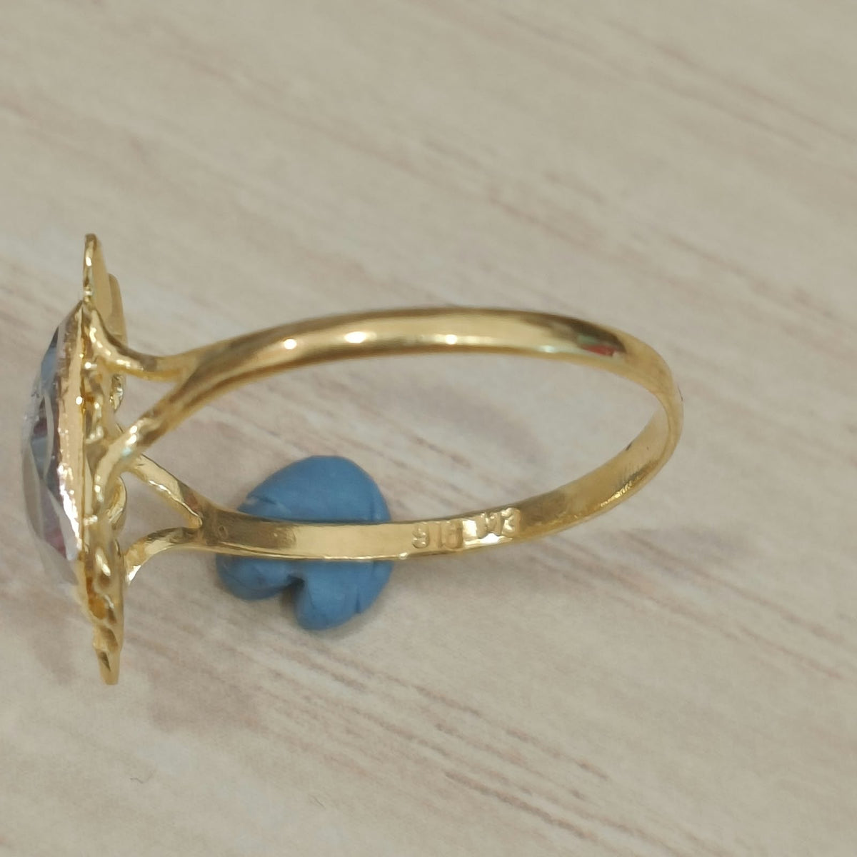 Close-up of the inner gold band and raised rectangular profile of a 916 gold two-tone Biscot V3 ring