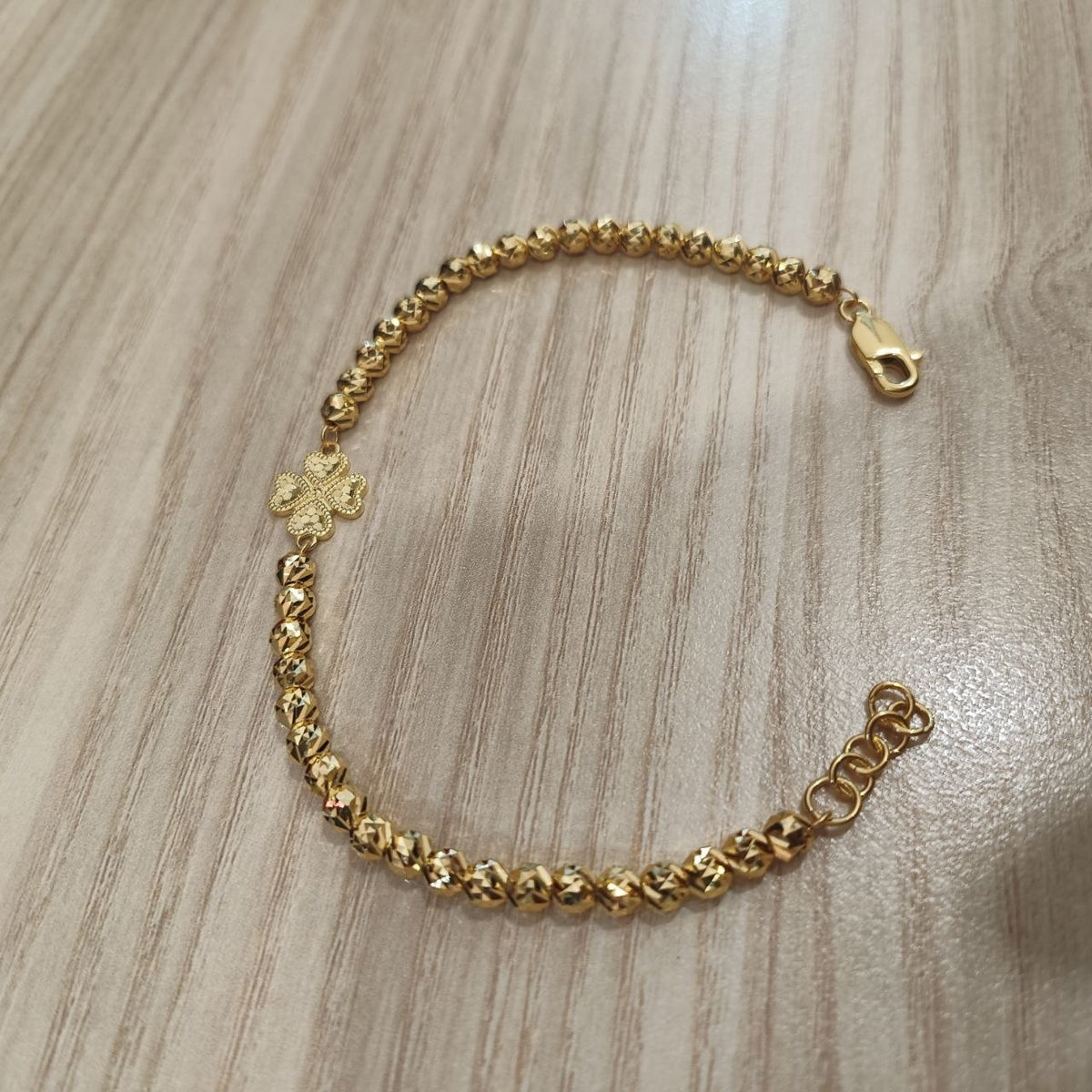 916 gold flower bead bracelet with clover centerpiece