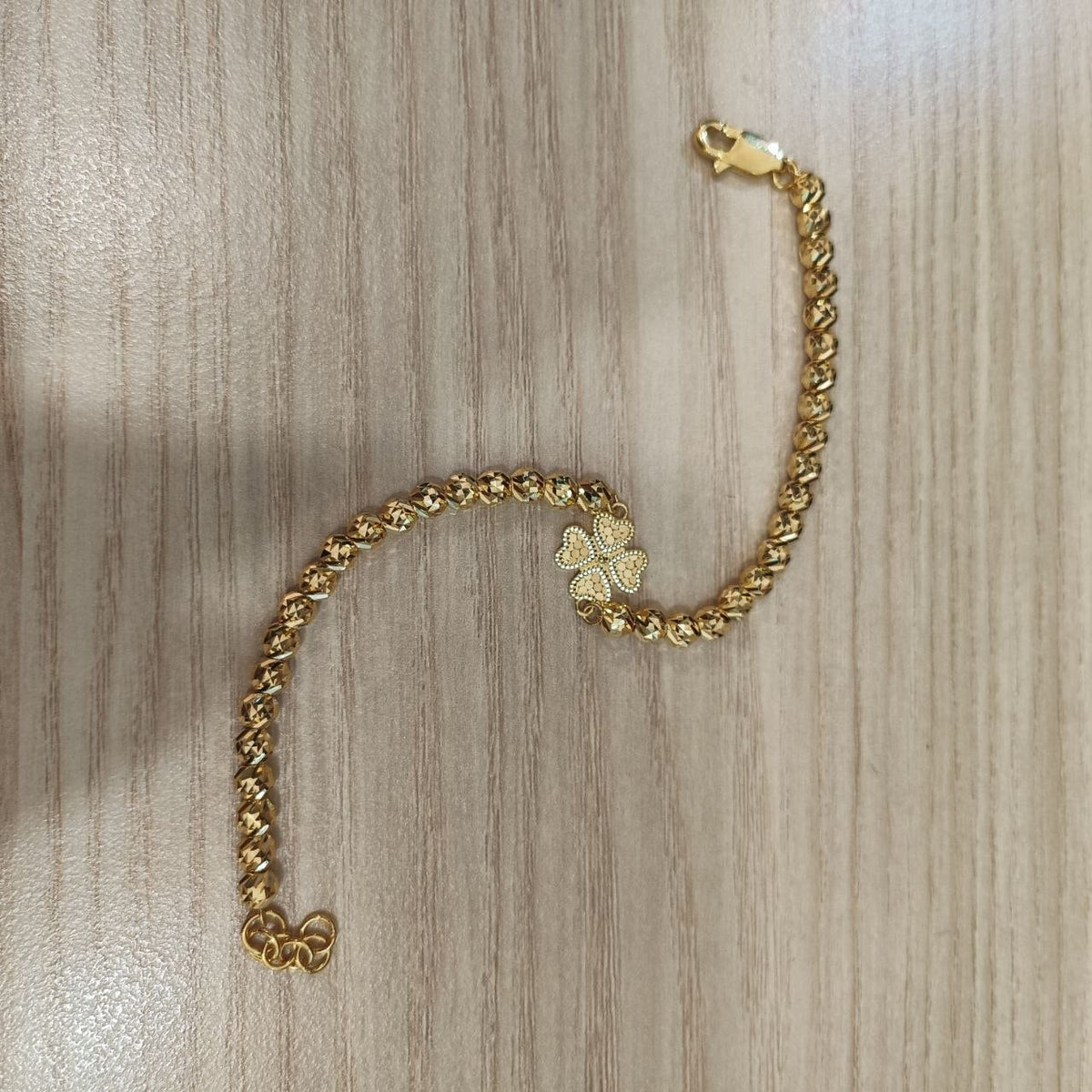916 gold clover flower bead bracelet full view