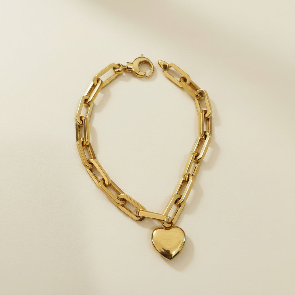 916 gold dangling heart bracelet clasp and link detail