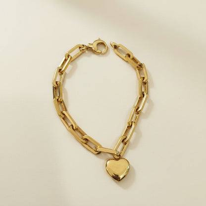 916 gold dangling heart bracelet clasp and link detail