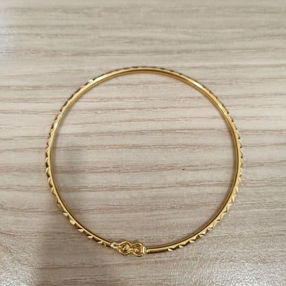 916 gold diamond-cut slim bangle with sparkling geometric facets