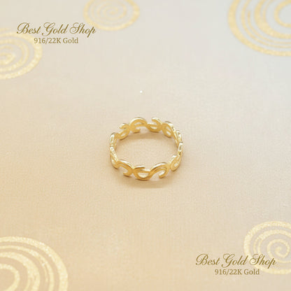 Detailed view of the dollar motif on a 916 gold ring