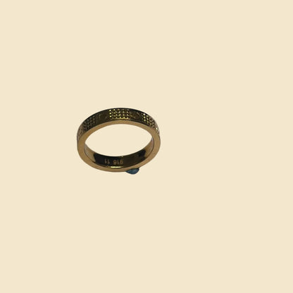 916 gold hollow diamond-pattern band ring texture detail