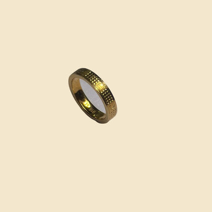 916 gold hollow diamond-pattern band ring side view