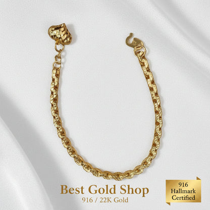 Close-up of the 916 gold Wanzi Heart bracelet and interlocking links