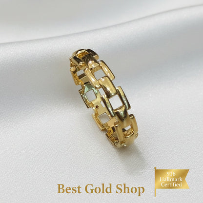 Close-up of a 916 gold chain-link ring showing its open geometric links