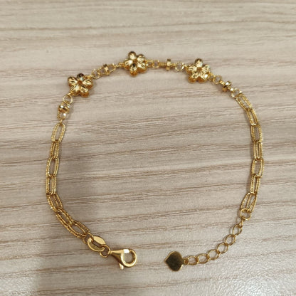 916 gold three-flower bracelet laid flat with extender chain