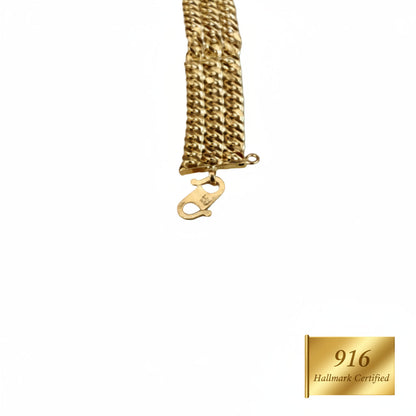 Close-up of clasp on 916 Gold Triplet Cowboy chain bracelet.