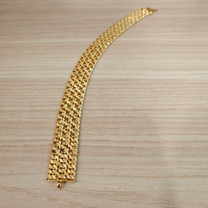 Side view of 916 Gold Triplet Cowboy chain bracelet.