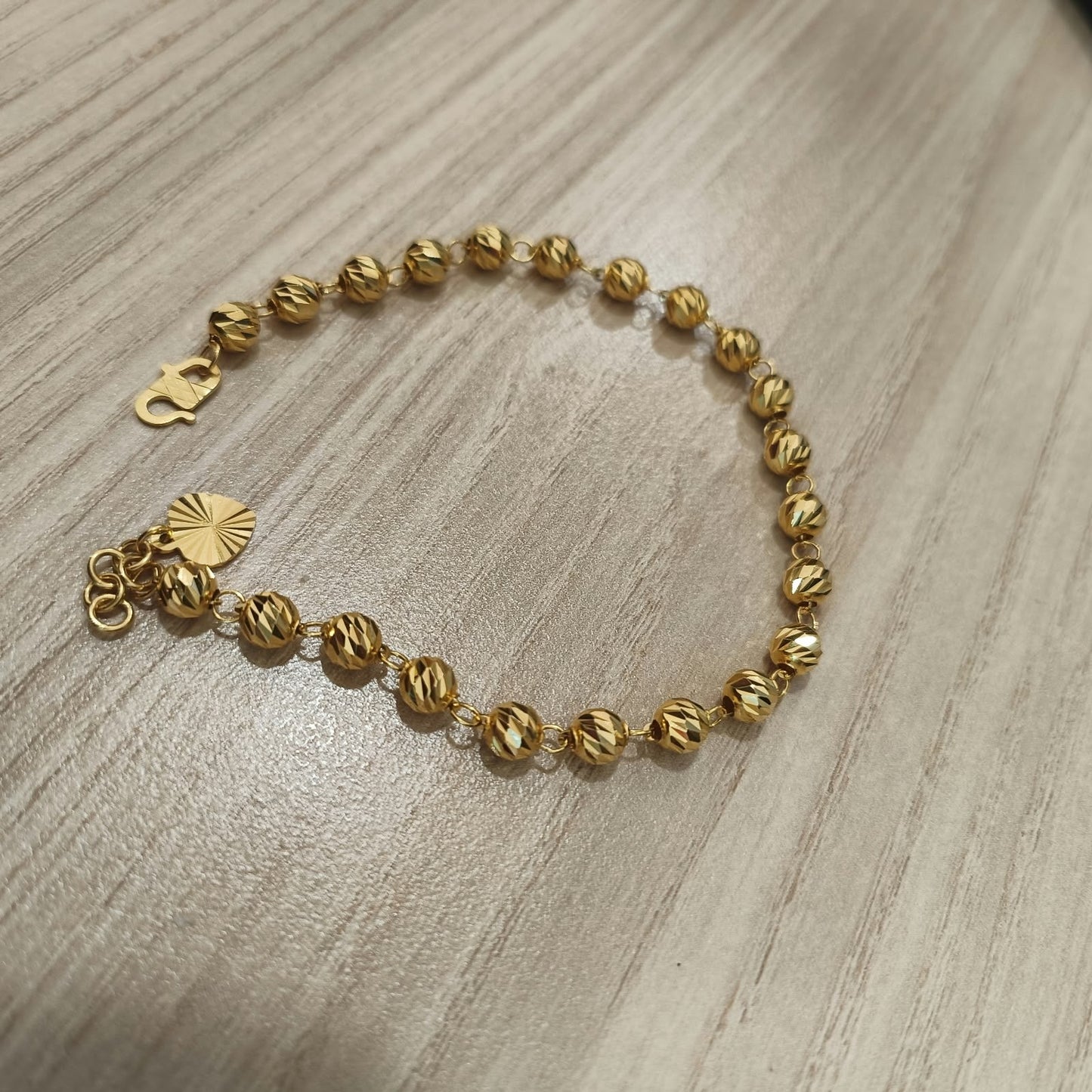 916 Gold Diamond-Cut Ball Bracelet – 18–19cm