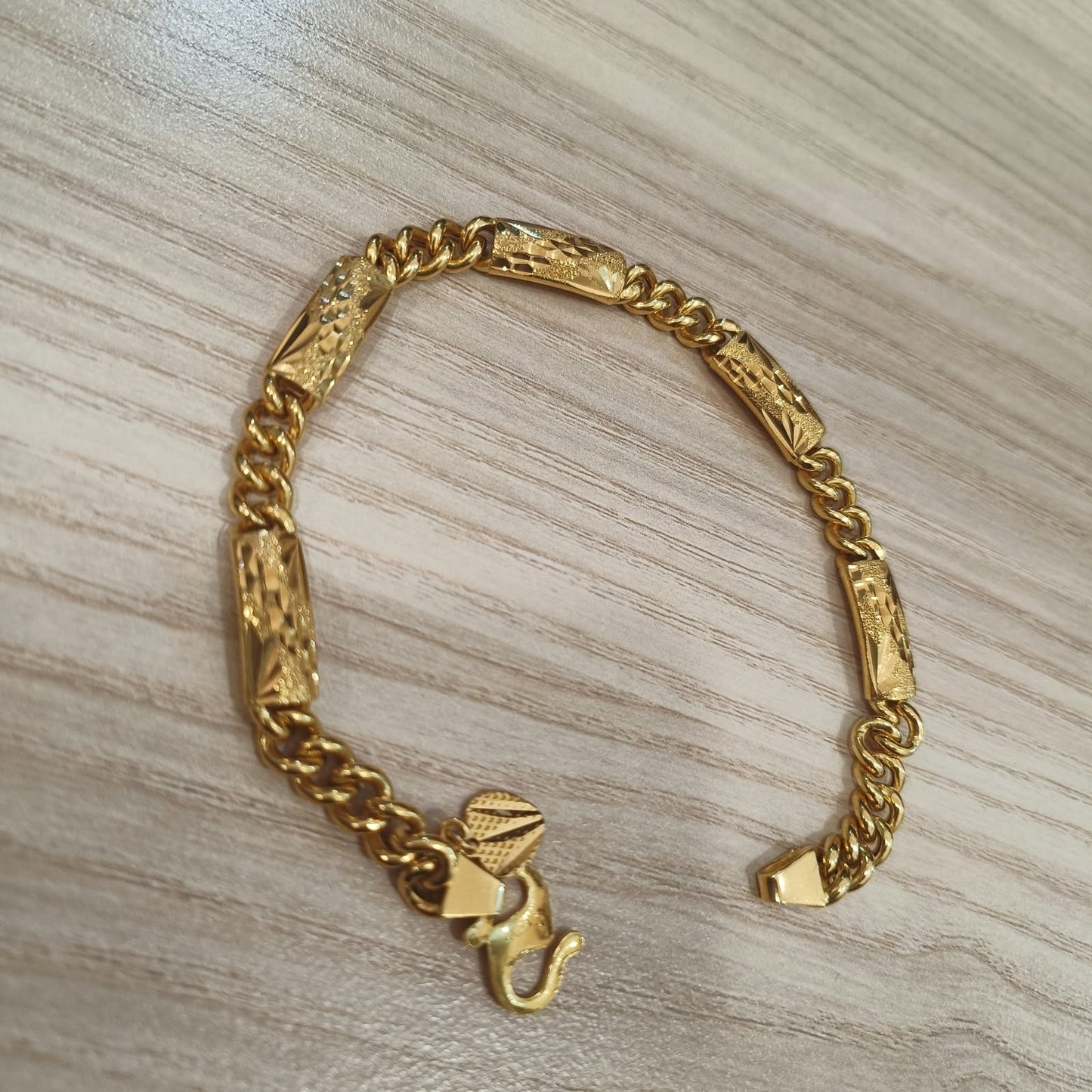 916 gold fishbone tube bracelet in 22K yellow gold - view 4