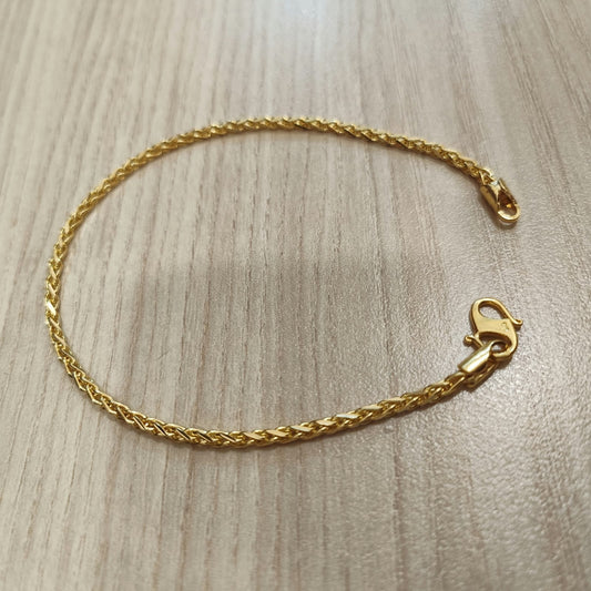 916 gold Spike bracelet arranged in an open circle, showing its polished pointed links and hook clasp