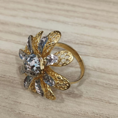 Side angle of a 916 gold two-tone daisy ring showing the layered petals and circular gold band