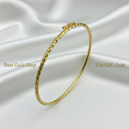 916 Gold Diamond-Cut Slim Bangle | Sparkling 22K Gold Design