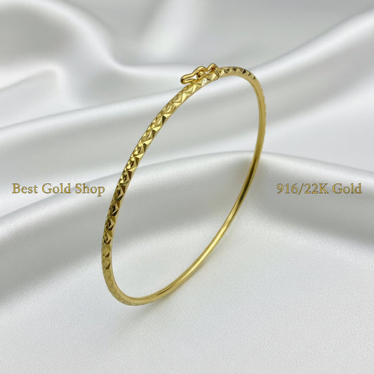 916 Gold Diamond-Cut Slim Bangle | Sparkling 22K Gold Design