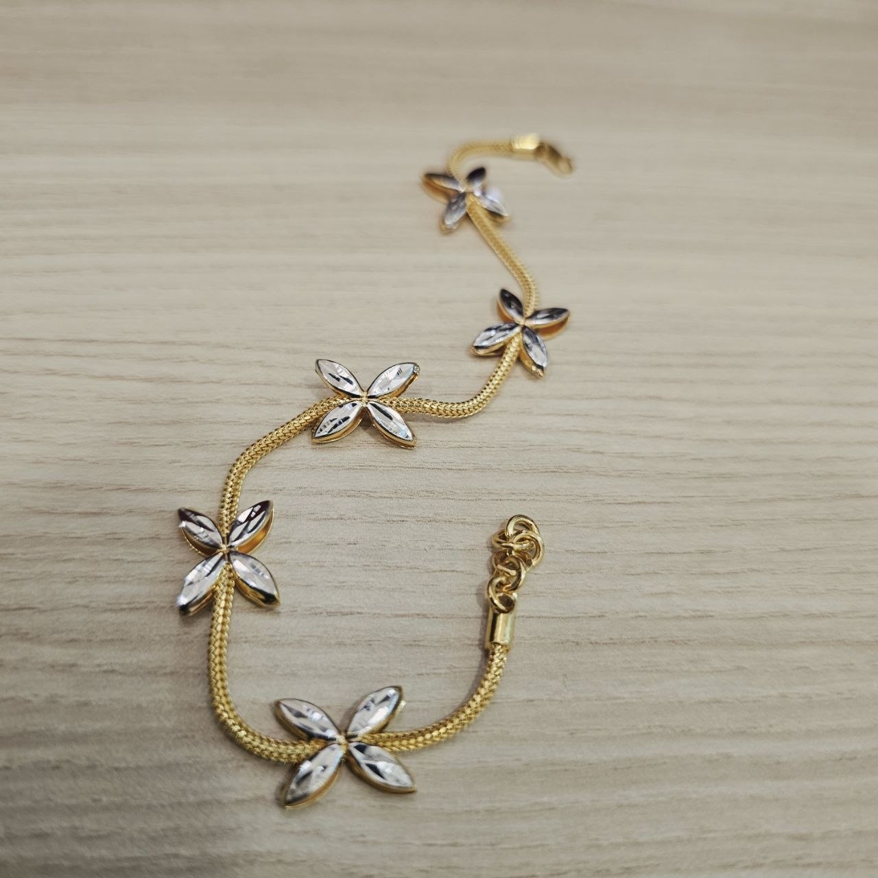 916 Gold 5 Flower Design Bracelet Two Tone