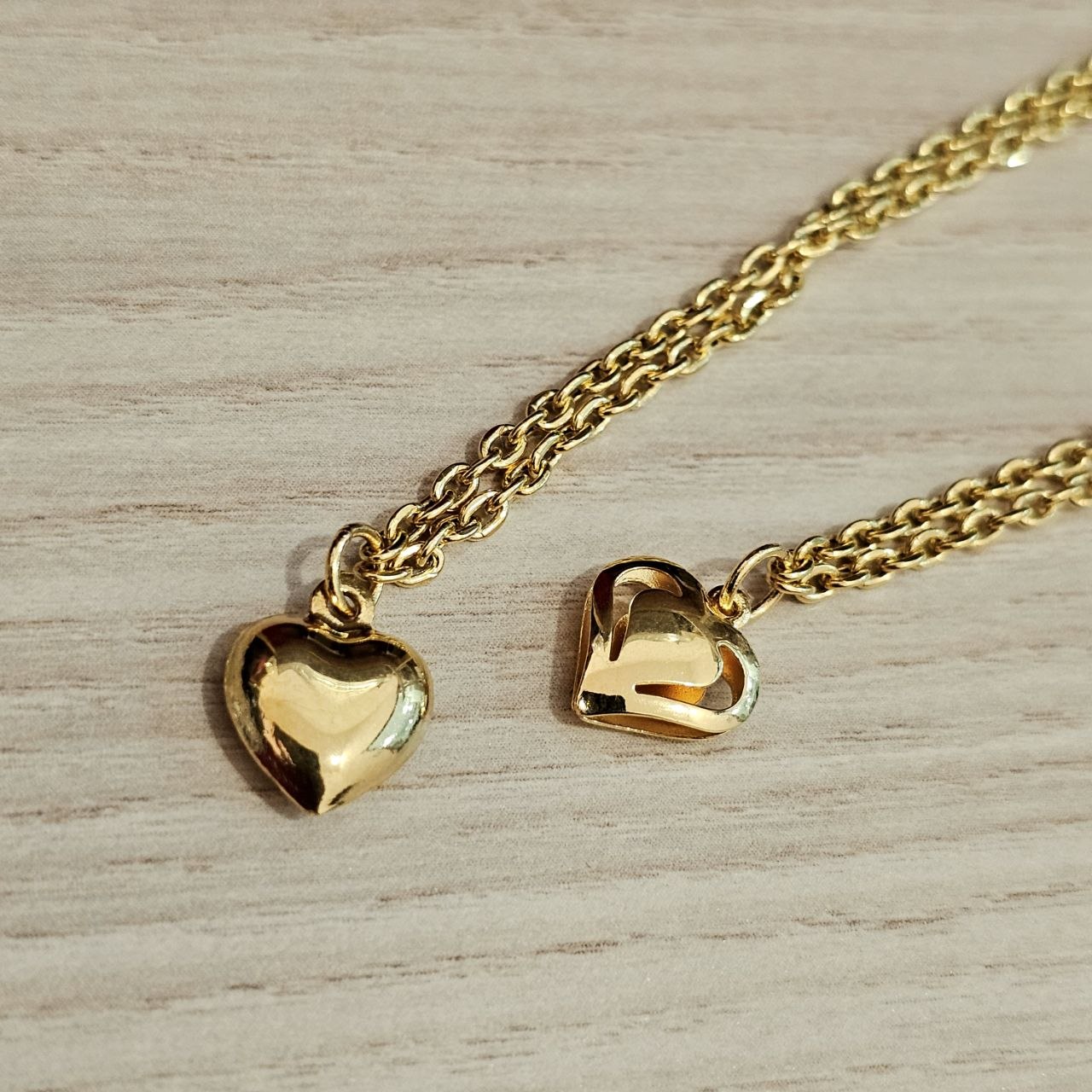 916 Gold Wan Zi Dangling Heart Bracelet Slim elegant design