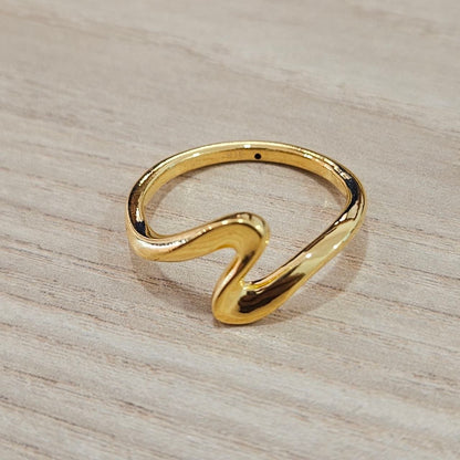 916 Gold Wavy Ring Feather Light