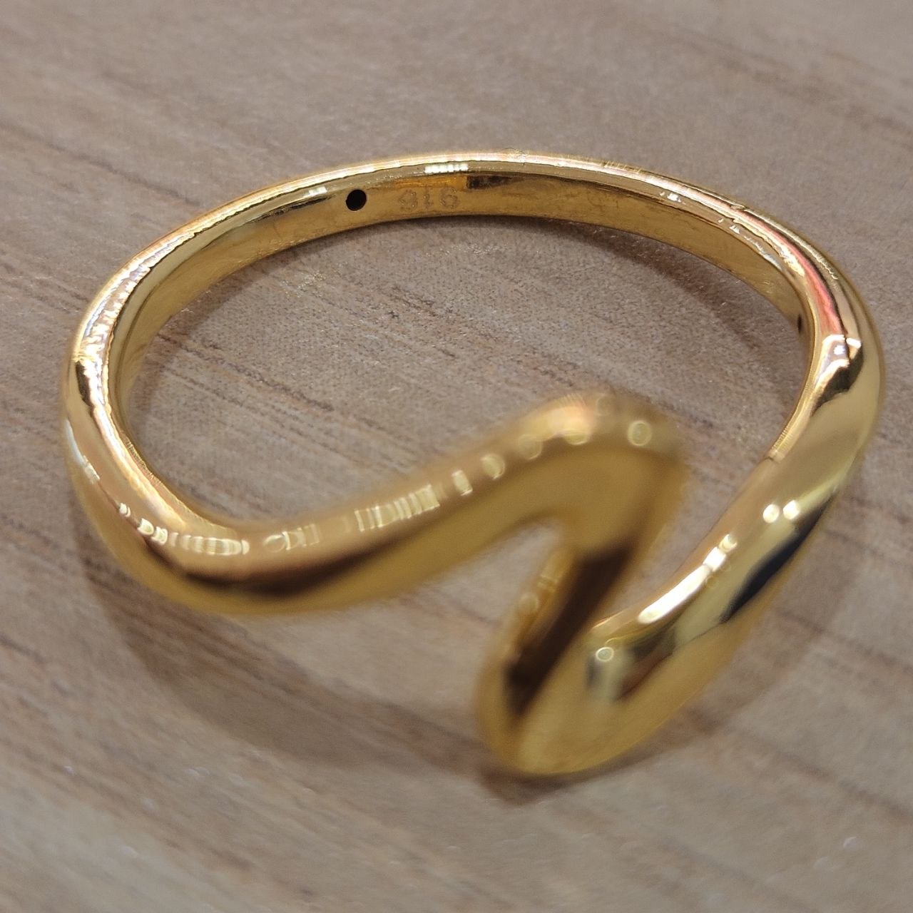 916 Gold Wavy Ring Feather Light