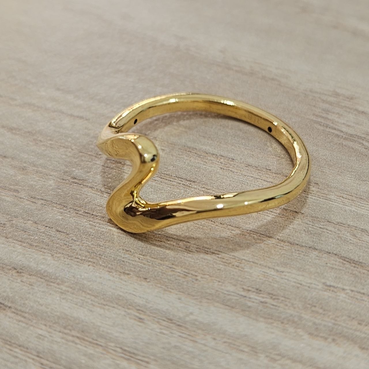 916 Gold Wavy Ring Feather Light