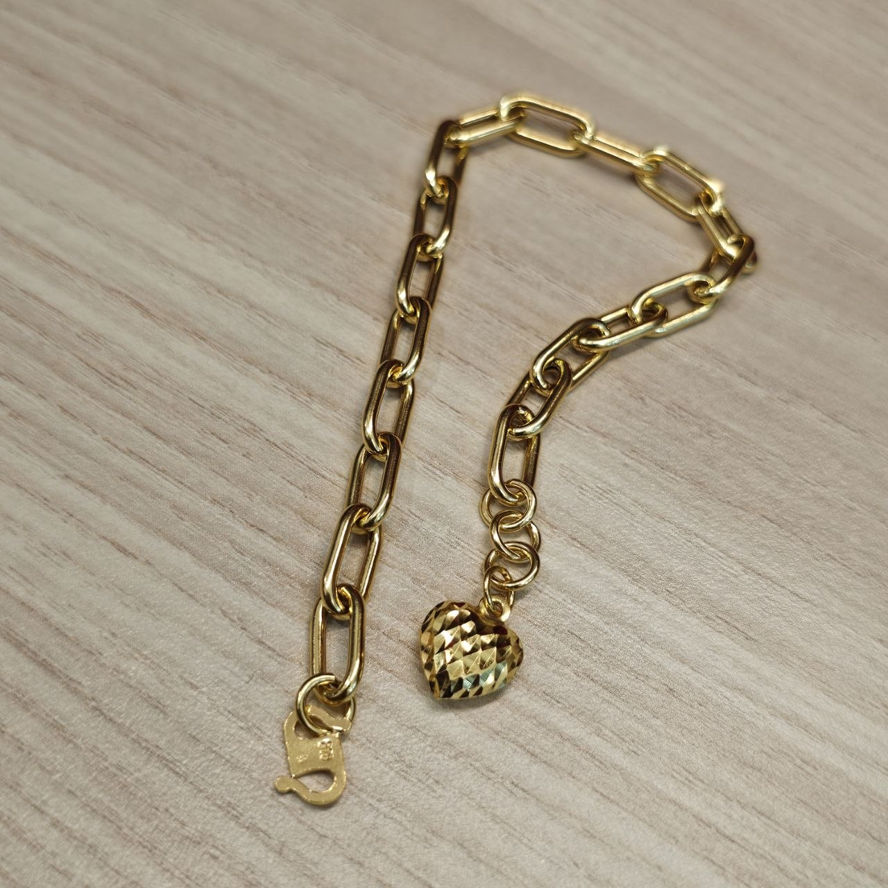 916 Gold Clip Link Bracelet with Dangling Heart