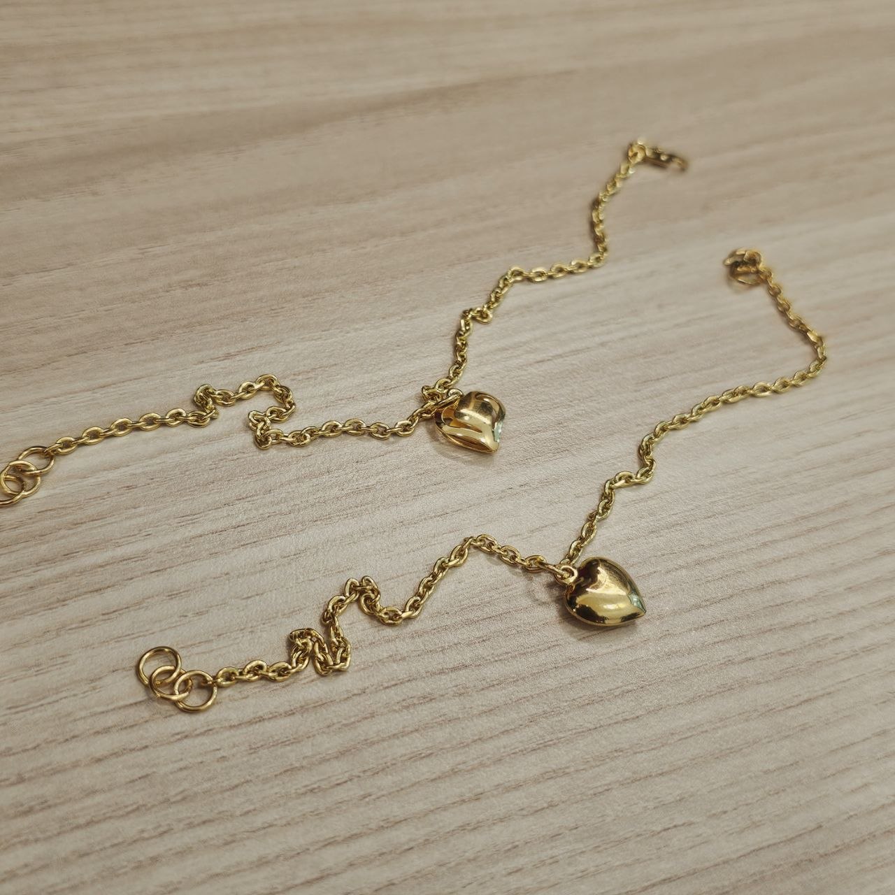 916 Gold Wan Zi Dangling Heart Bracelet Slim elegant design