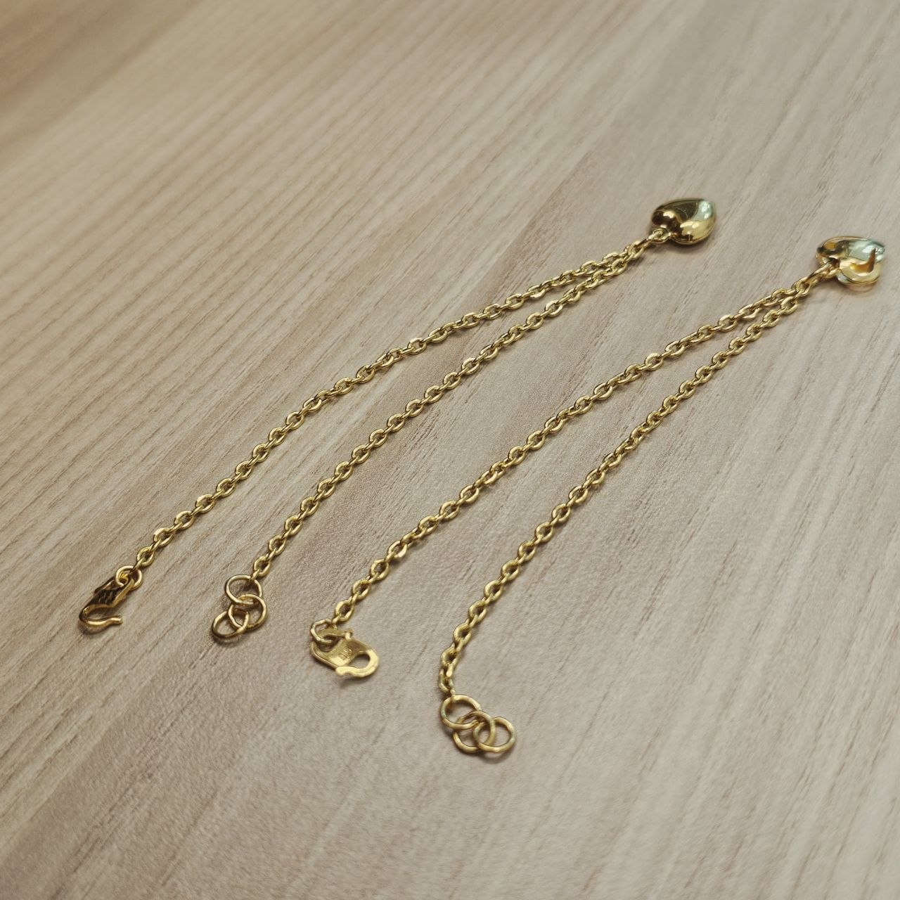 916 Gold Wan Zi Dangling Heart Bracelet Slim elegant design