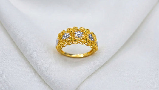 Front view of the 916 gold Serenity Petal two-tone ring with silver-colour flowers in a yellow-gold openwork panel